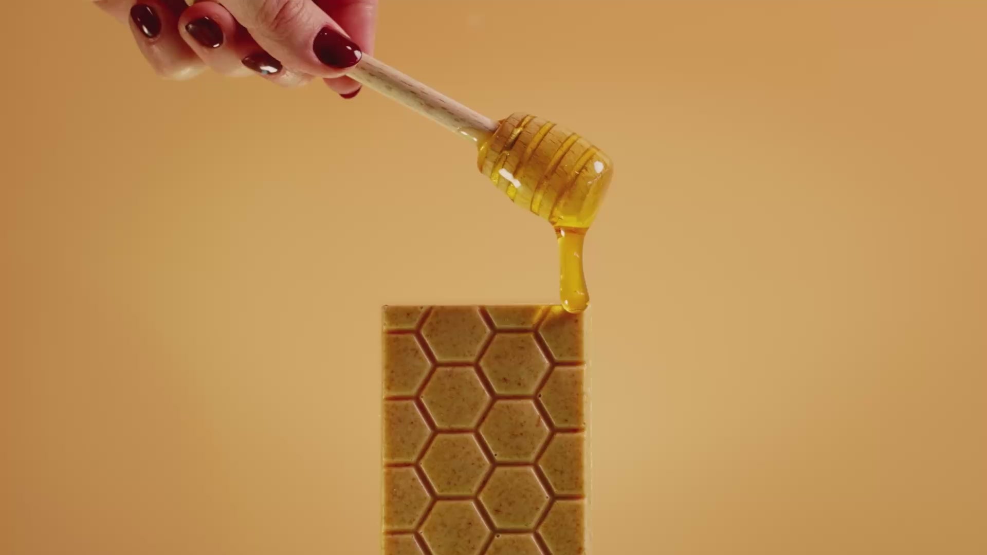 Load video: Crunchy Honeycomb Bar from the chocolaterie